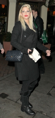 Sarah_Harding_leaving_Capital_FM_in_London_17_12_10_28429.jpg