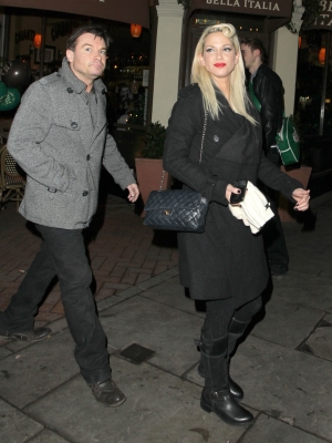Sarah_Harding_leaving_Capital_FM_in_London_17_12_10_28529.jpg