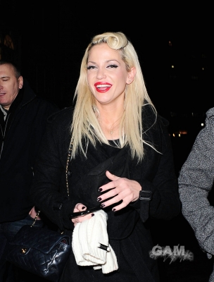 Sarah_Harding_leaving_Capital_FM_in_London_17_12_10_28629.jpg