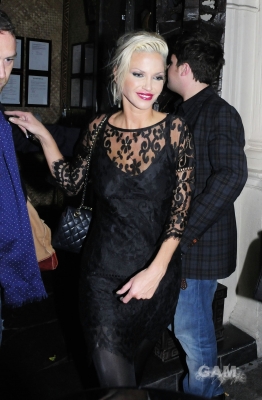 Sarah_Harding_leaving_Mahiki_nightclub_at_6am_22_10_10_282229.jpg
