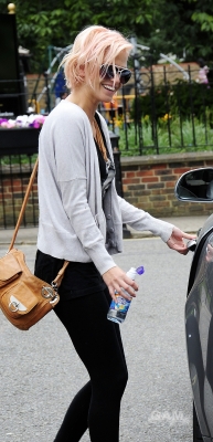 Sarah_Harding_out_in_London_07_07_10_281329.jpg
