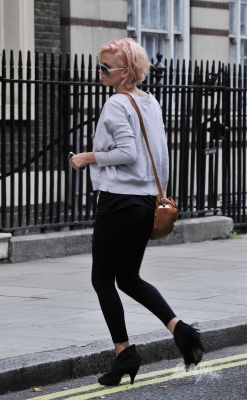 Sarah_Harding_out_in_London_07_07_10_281829.jpg