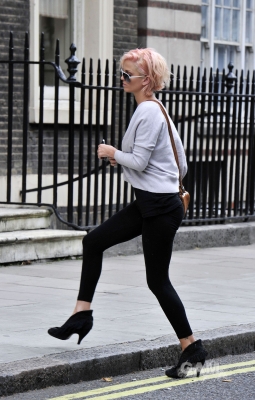 Sarah_Harding_out_in_London_07_07_10_281929.jpg