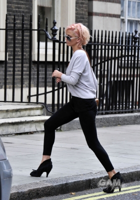 Sarah_Harding_out_in_London_07_07_10_282029.jpg