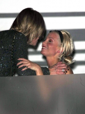 Sarah_Harding_inside_Nobu_101209_28129.jpg