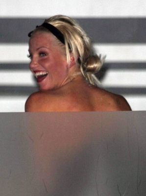 Sarah_Harding_inside_Nobu_101209_28229.jpg