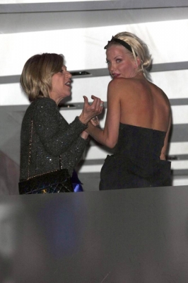 Sarah_Harding_inside_Nobu_101209_28429.jpg