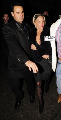 Sarah_Harding_leaving_Nobu_with_mum_and_friends_10_12_09_283629.jpg