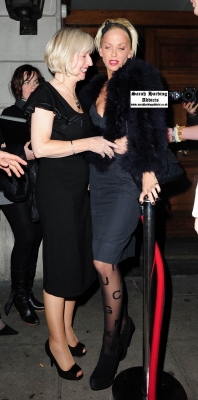 Sarah_Harding_leaving_Nobu_with_mum_and_friends_10_12_09_285929.jpg