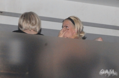 Sarah_Harding_leaving_Nobu_with_mum_and_friends_10_12_09_286529.jpg