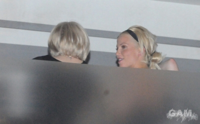 Sarah_Harding_leaving_Nobu_with_mum_and_friends_10_12_09_286629.jpg