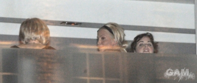 Sarah_Harding_leaving_Nobu_with_mum_and_friends_10_12_09_287029.jpg