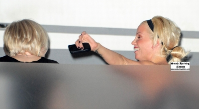 Sarah_Harding_leaving_Nobu_with_mum_and_friends_10_12_09_287829.jpg