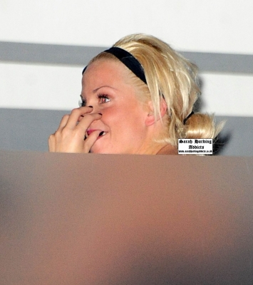 Sarah_Harding_leaving_Nobu_with_mum_and_friends_10_12_09_287929.jpg