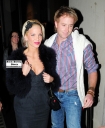 Sarah_Harding_leaving_Nobu_with_mum_and_friends_10_12_09_283129.jpg