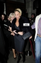 Sarah_Harding_leaving_Nobu_with_mum_and_friends_10_12_09_284329.jpg