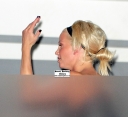 Sarah_Harding_leaving_Nobu_with_mum_and_friends_10_12_09_287629.jpg