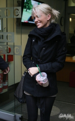 Sarah_Harding_leaving_Radio_One_studios_151209_28229.jpg