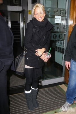 Sarah_Harding_leaving_Radio_One_studios_151209_282829.jpg