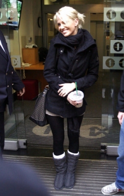 Sarah_Harding_leaving_Radio_One_studios_151209_283929.jpg