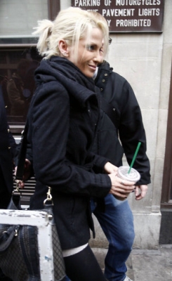 Sarah_Harding_leaving_Radio_One_studios_151209_284529.jpg