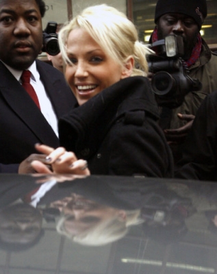 Sarah_Harding_leaving_Radio_One_studios_151209_284629.jpg