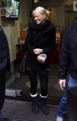 Sarah_Harding_leaving_Radio_One_studios_151209_284829.jpg