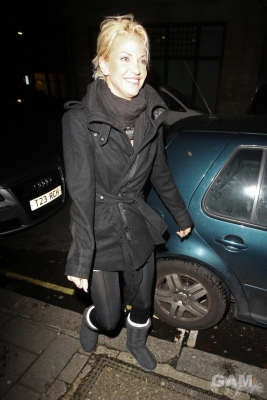 Sarah_Harding_leaving_Radio_One_studios_151209_286129.jpg