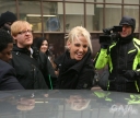 Sarah_Harding_leaving_Radio_One_studios_151209_28429.jpg