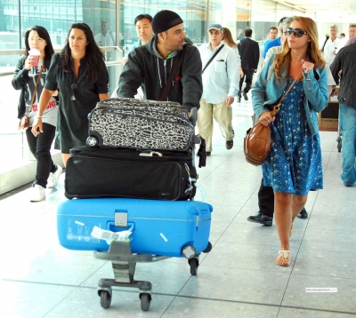 Kimberley_and_Justin_arrives_at_Heathrow2C_UK2C_24_06_09_28829.jpg