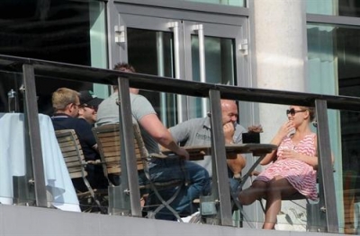 Kimberley_Walsh_having_a_lunch_in_Manchester_030609_28429.jpg