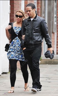 Kimberley_Walsh_Out_With_Boyfriend_in_Yorkshire_140509_28429.jpg