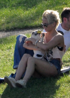 Sarah_Harding_and_Tom_in_the_park2C_London_31_05_09_281229.jpg