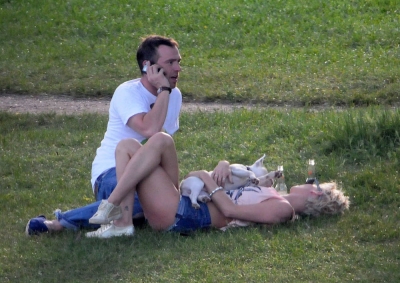 Sarah_Harding_and_Tom_in_the_park2C_London_31_05_09_282029.jpg