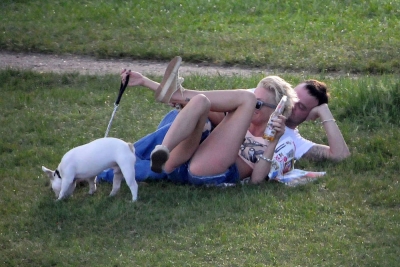 Sarah_Harding_and_Tom_in_the_park2C_London_31_05_09_282129.jpg
