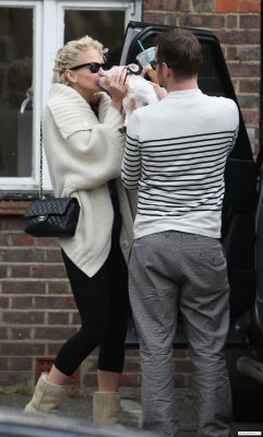 Sarah_Harding_goes_to_the_dentist_in_London_220509_28129.jpg