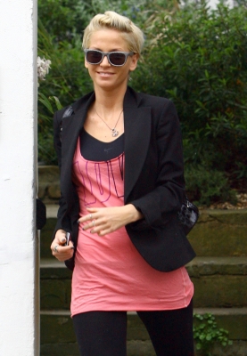 Sarah_Harding_leaves_her_home_090409_281129.jpg
