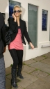 Sarah_Harding_leaves_her_home_090409_281229.jpg
