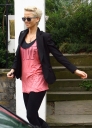 Sarah_Harding_leaves_her_home_090409_281429.jpg