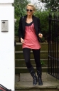 Sarah_Harding_leaves_her_home_090409_281729.jpg