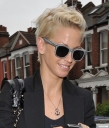 Sarah_Harding_leaves_her_home_090409_28429.jpg