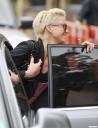 Sarah_Harding_leaves_her_home_090409_28529.jpg