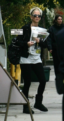 Sarah_Harding_leaves_her_home_in_London_25_03_09_281029.jpg