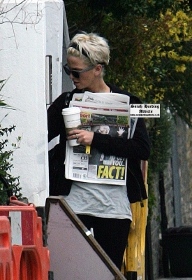 Sarah_Harding_leaves_her_home_in_London_25_03_09_28929.jpg
