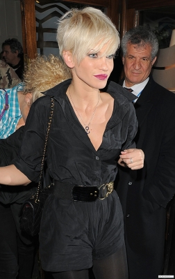 Sarah_leaving_The_Groucho_Club_260309_2811529.jpg