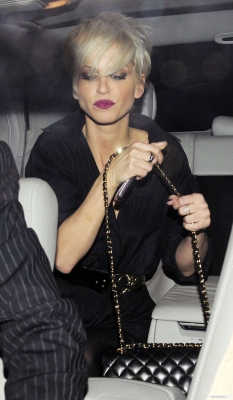 Sarah_leaving_The_Groucho_Club_260309_287729.jpg