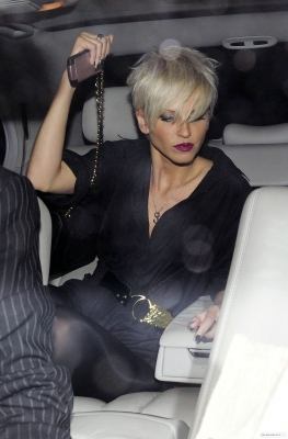 Sarah_leaving_The_Groucho_Club_260309_287929.jpg