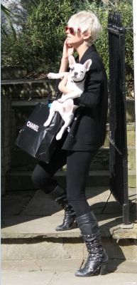 Sarah_Harding_leaving_her_home_010409_281629.jpg