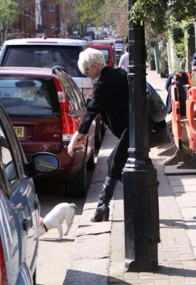 Sarah_Harding_leaving_her_home_010409_281729.jpg