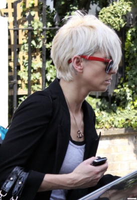 Sarah_Harding_leaving_her_home_010409_281829.jpg